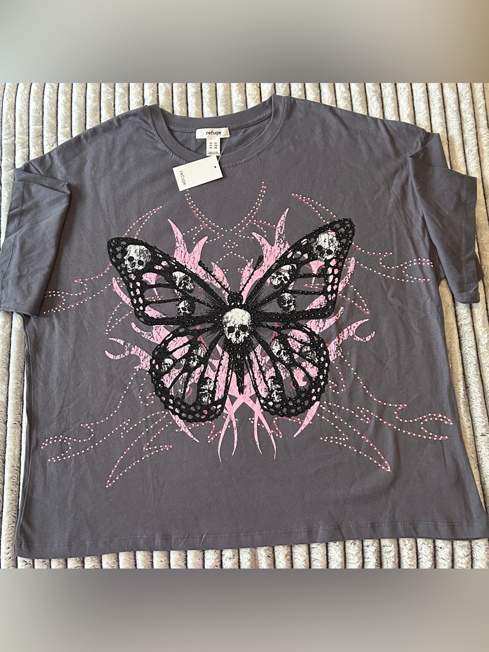 refuge Dark Gray Tee with Pink and Silver skull head Accent Details Ptp 27”